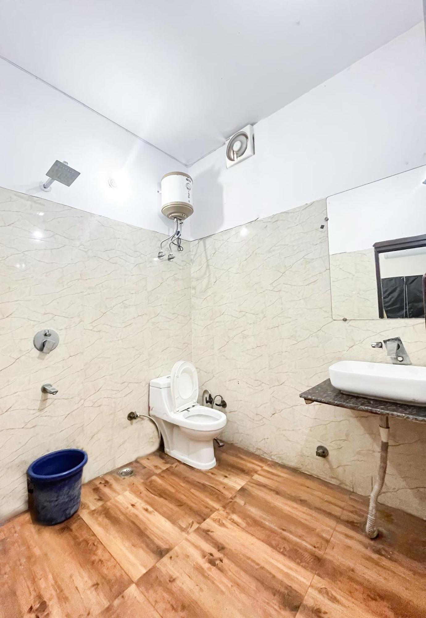In South Delhi Near Sarai Kale Khan Hotel 3*